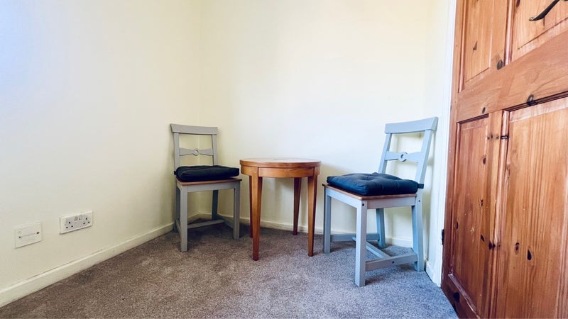 Room Martyrs Avenue in Crawley