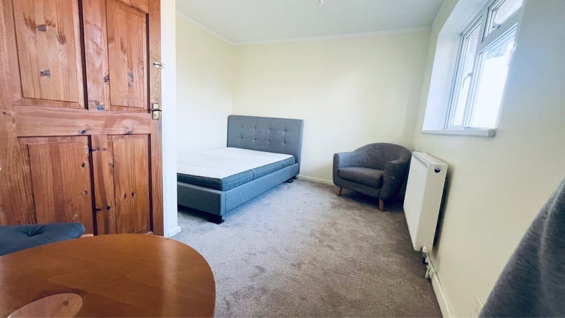 Room Martyrs Avenue in Crawley