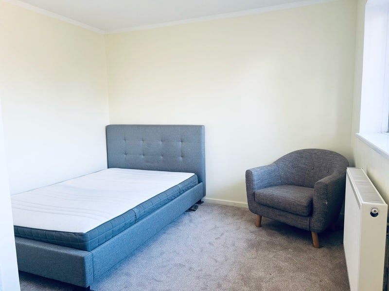Room Martyrs Avenue in Crawley