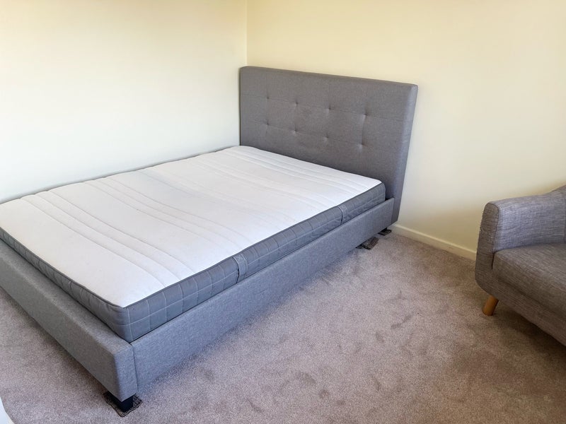 Room Martyrs Avenue in Crawley