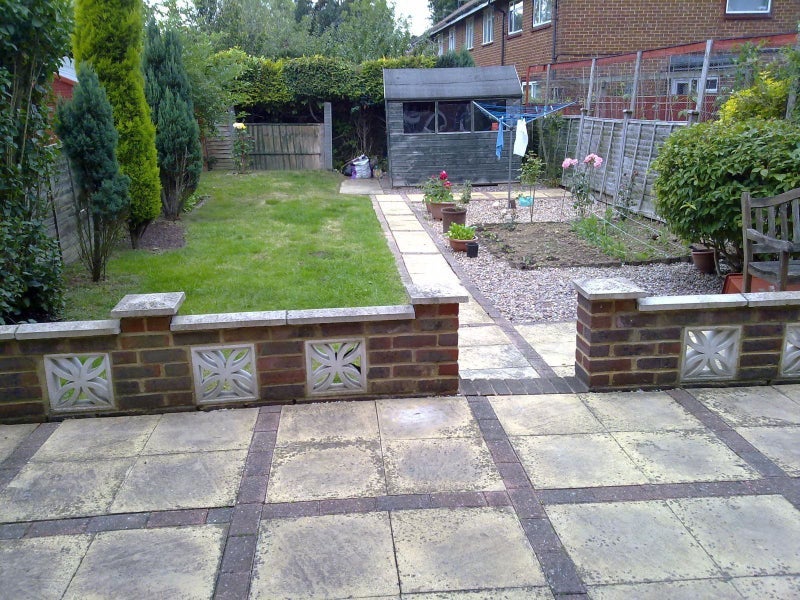 Room Martyrs Avenue in Crawley