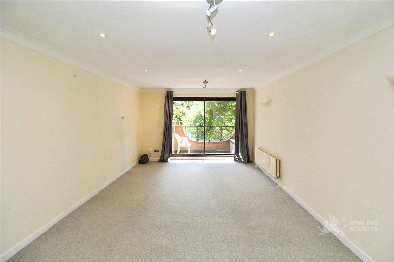 Flat Witherby Close in Greater London