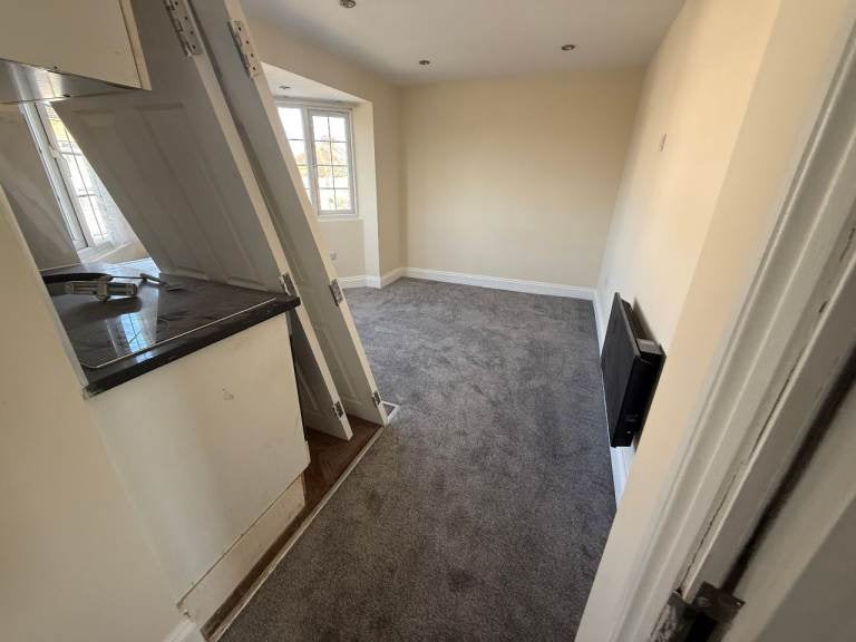 Room Bowrons Avenue in Greater London