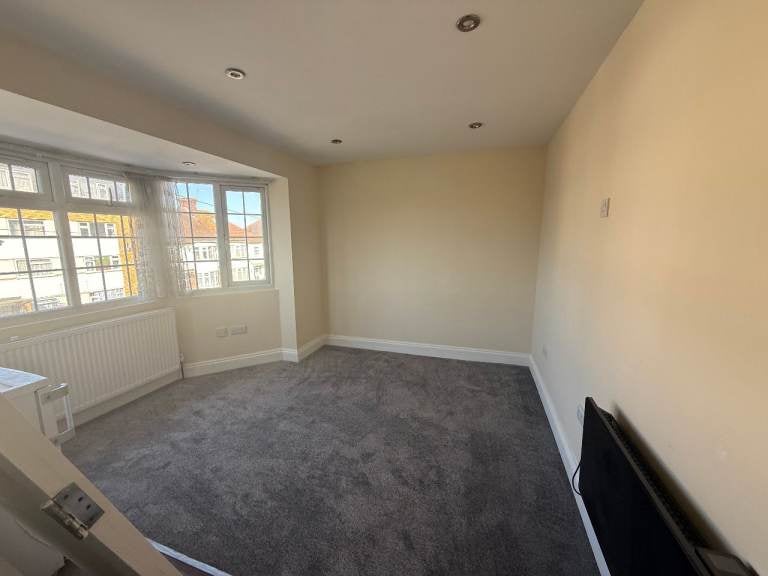 Room Bowrons Avenue in Greater London