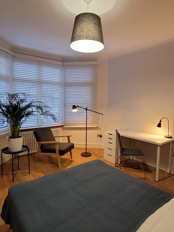 Room Sandfield Road in Greater London