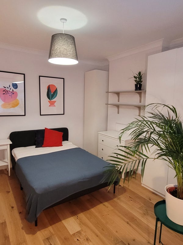 Room Sandfield Road in Greater London