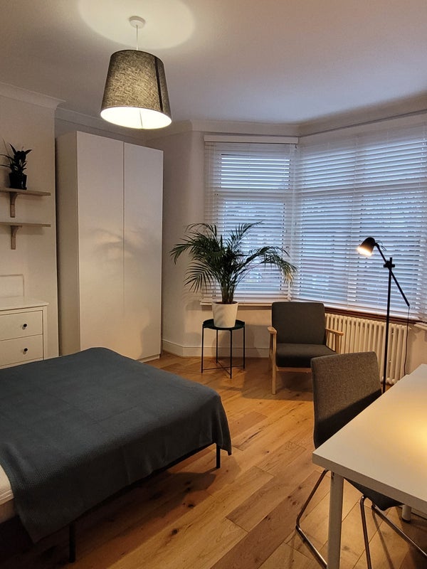 Room Sandfield Road in Greater London