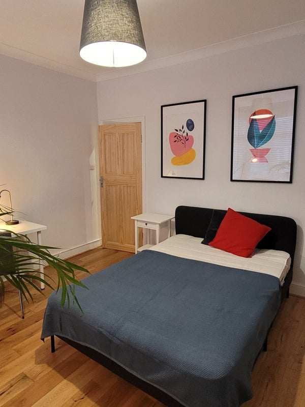Room Sandfield Road in Greater London