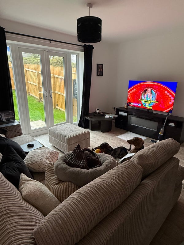 Room Newhall Drive in Bradford