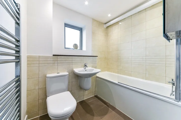 Flat Hamlets Way in Greater London