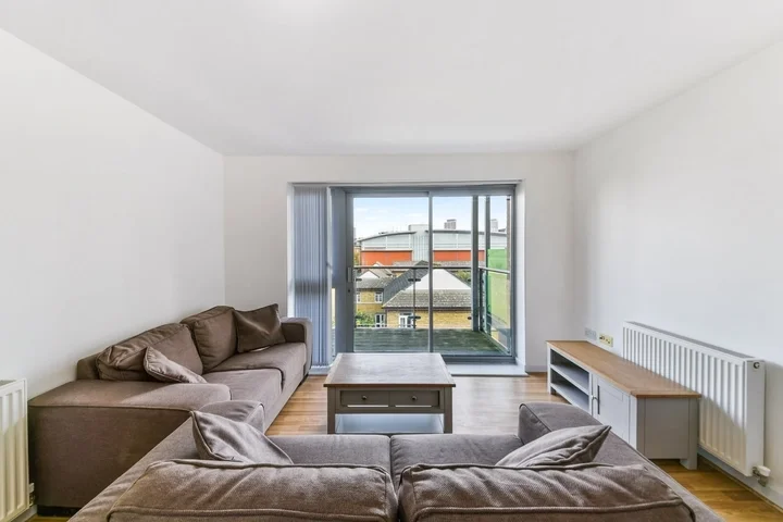 Flat Hamlets Way in Greater London