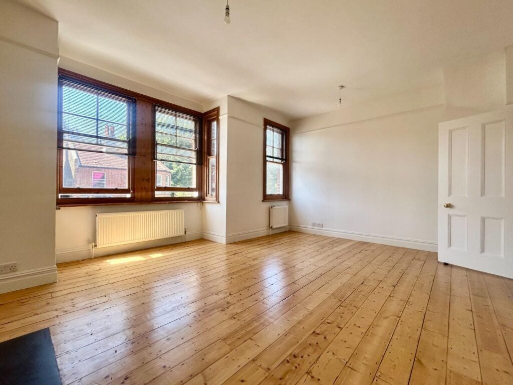 Flat Cissbury Road in Hove