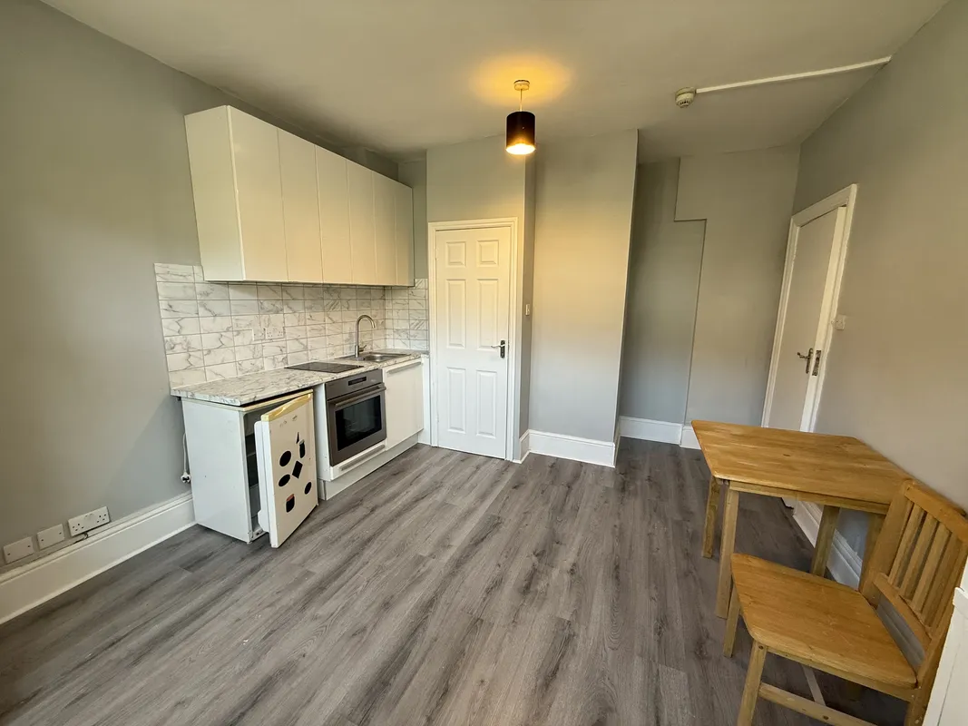 Flat Leeside Crescent in Greater London