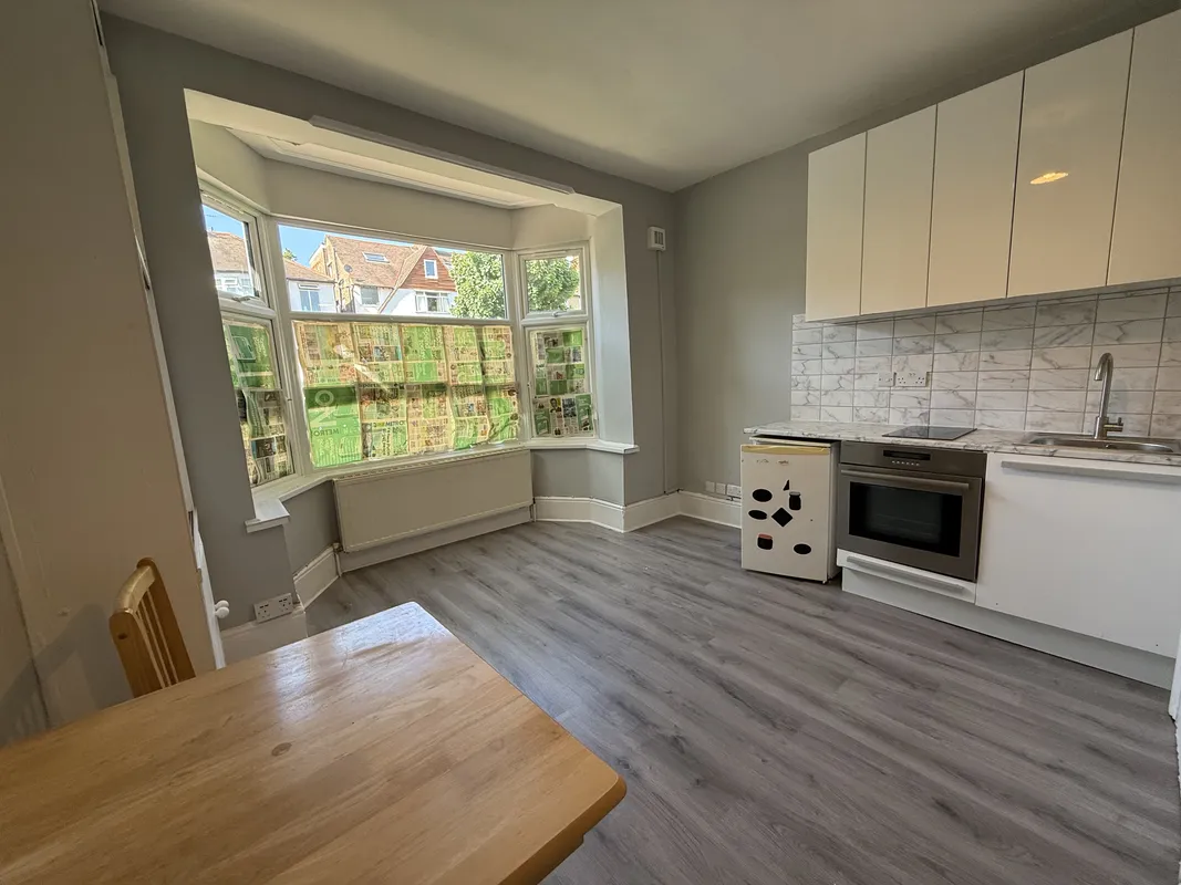 Flat Leeside Crescent in Greater London