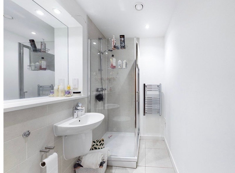 Room Elmira Way in Salford