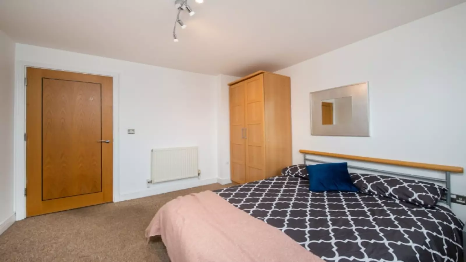 Flat Newport Avenue in Greater London