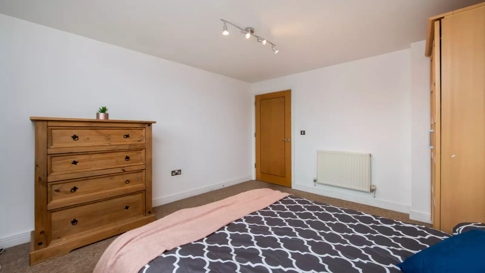 Flat Newport Avenue in Greater London
