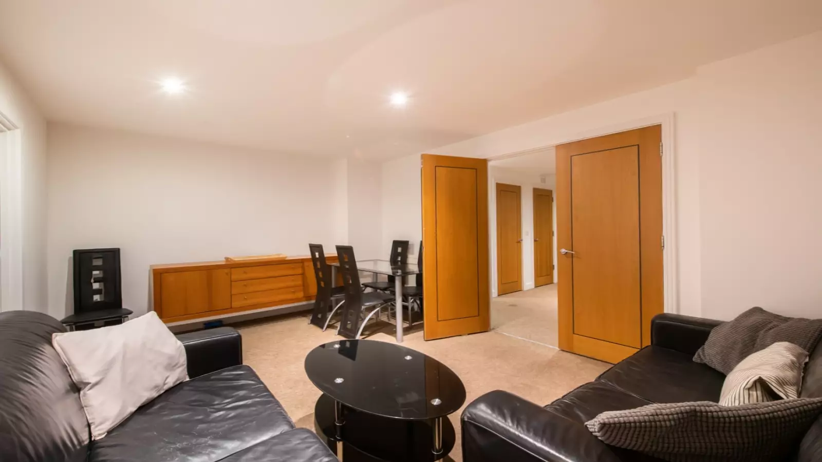 Flat Newport Avenue in Greater London