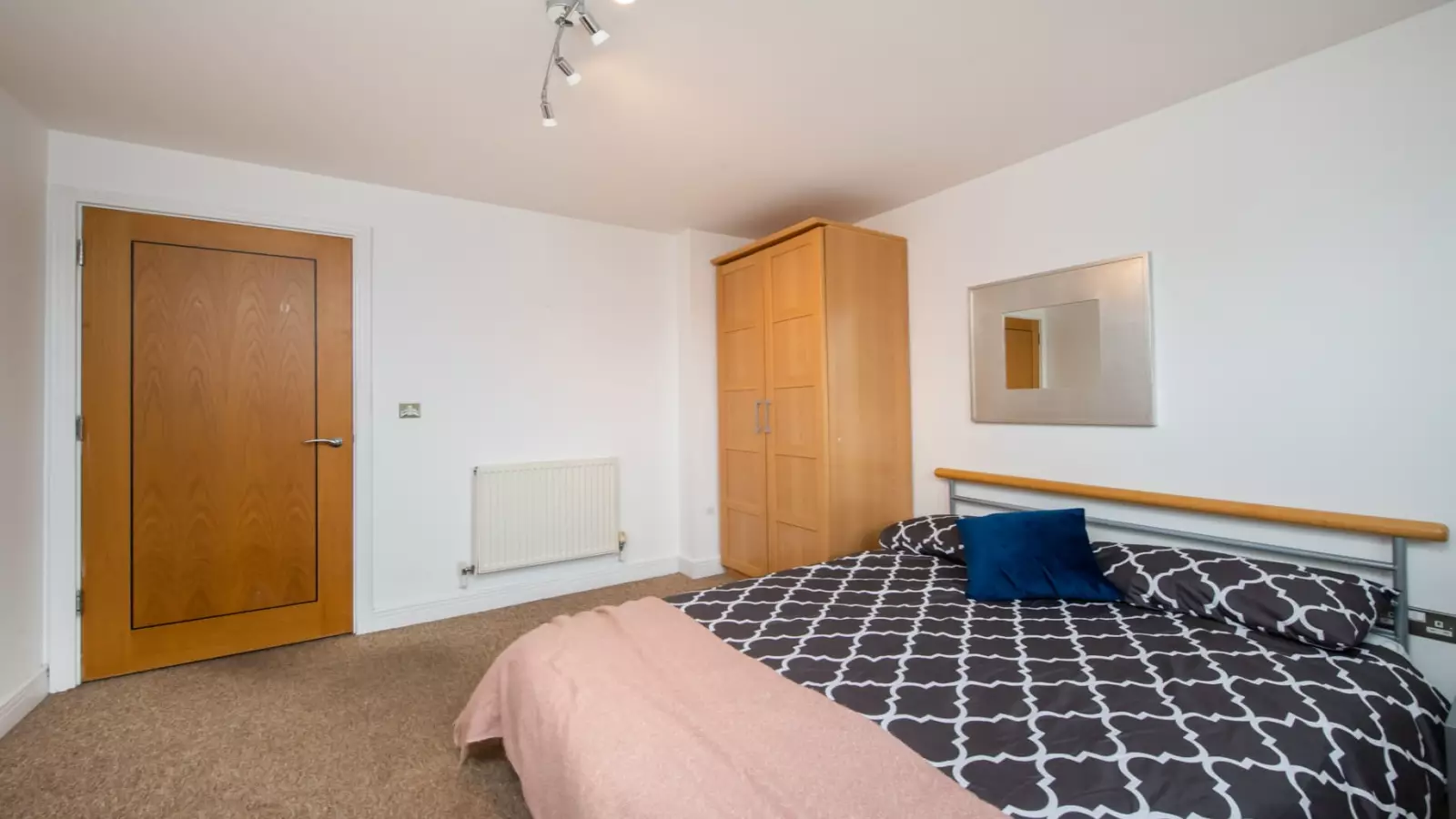 Flat Newport Avenue in Greater London