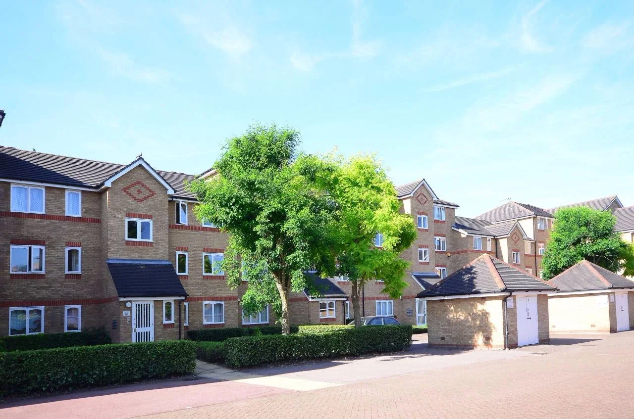 Flat Telegraph Place in Greater London