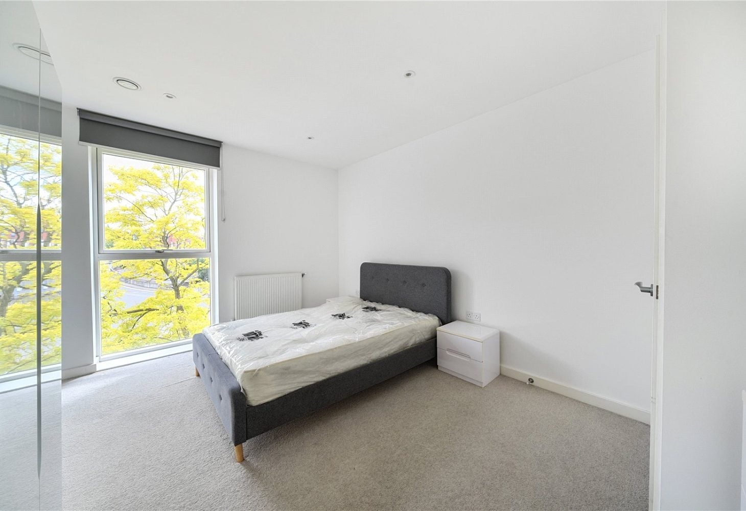 Flat Roxborough Road in Greater London