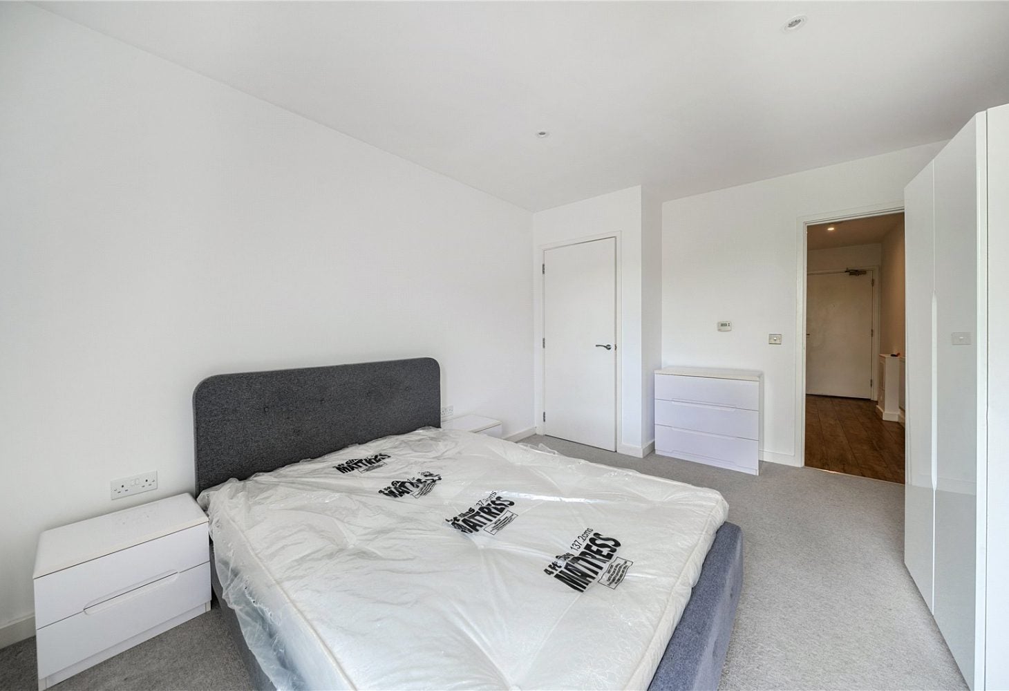 Flat Roxborough Road in Greater London