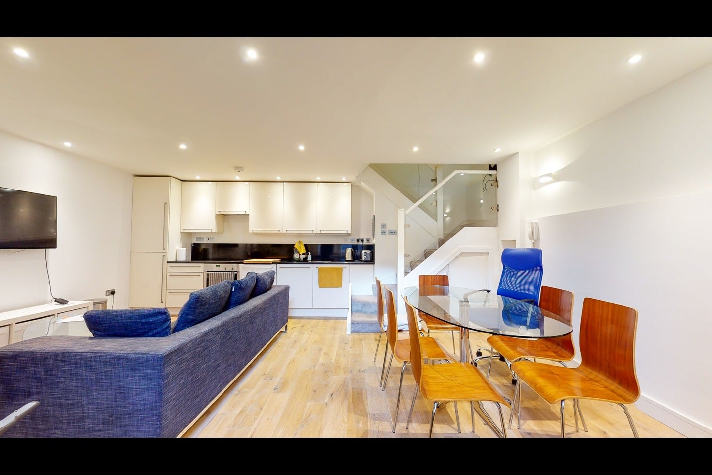Flat Loveridge Road in Greater London