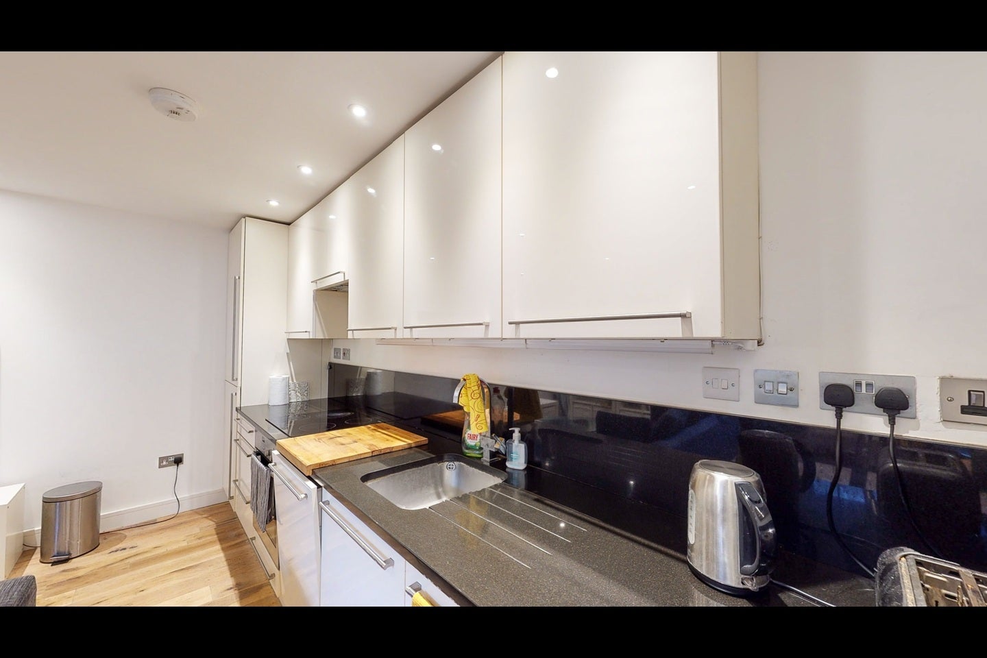 Flat Loveridge Road in Greater London