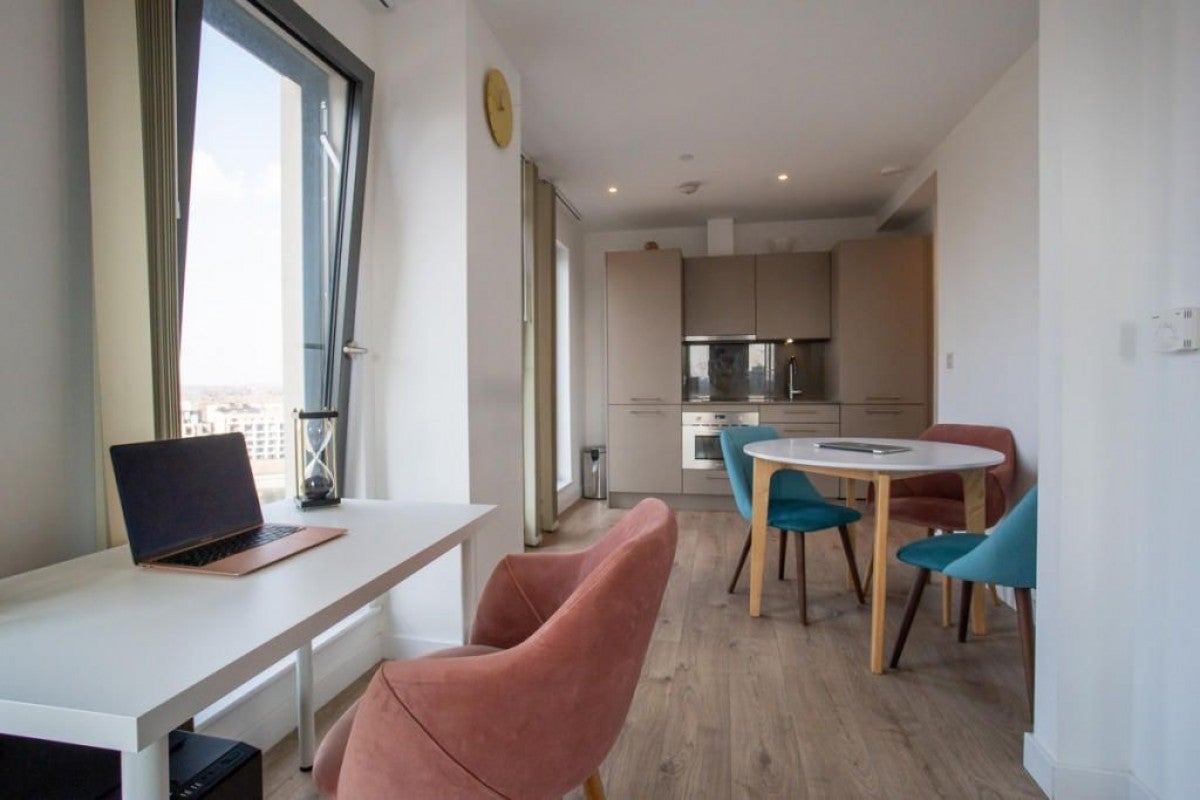 Flat Broadway in Greater London