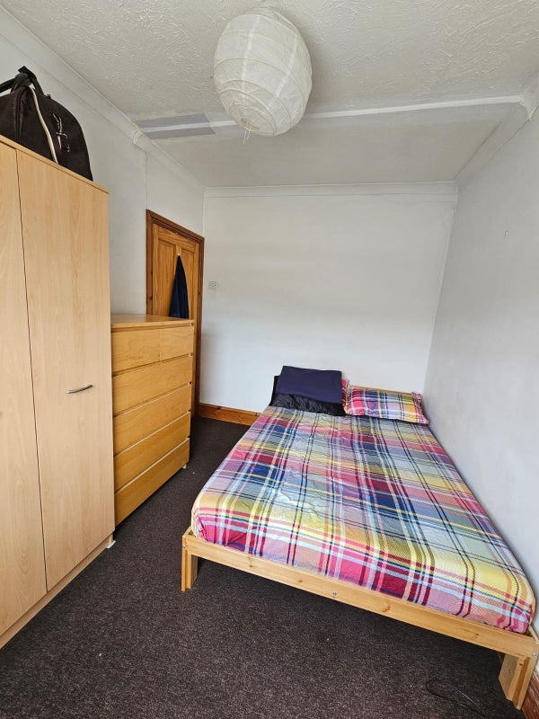 Room Haydons Road in Greater London