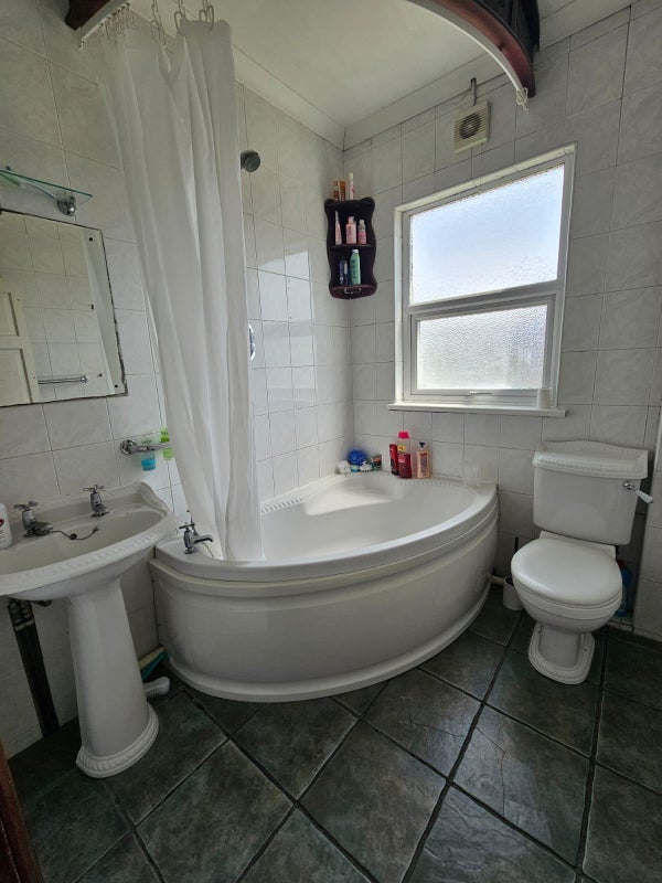 Room Haydons Road in Greater London
