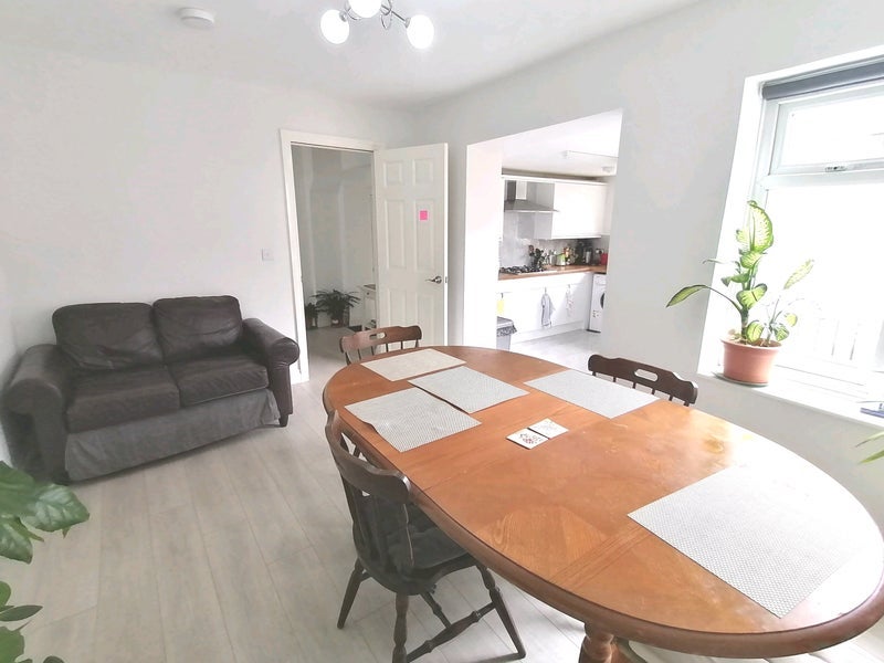 Room Seely Road in Greater London