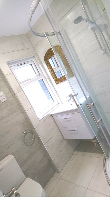Room Seely Road in Greater London