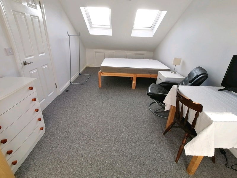 Room Seely Road in Greater London