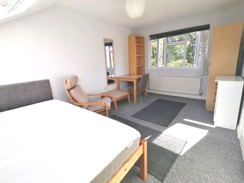 Room Seely Road in Greater London