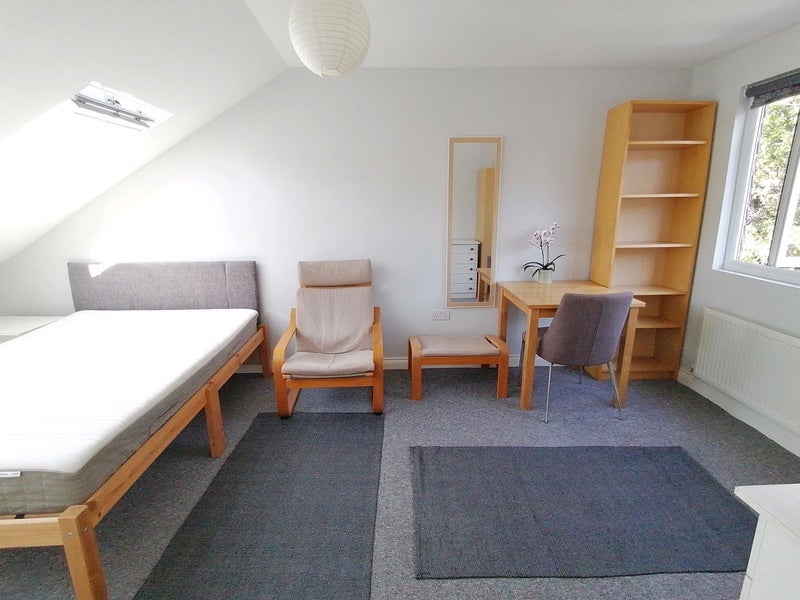 Room Seely Road in Greater London