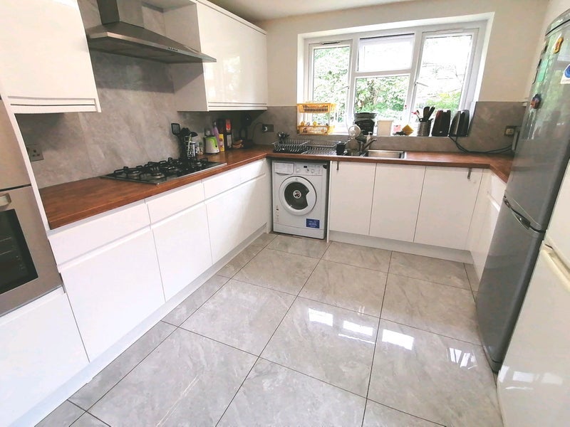 Room Seely Road in Greater London