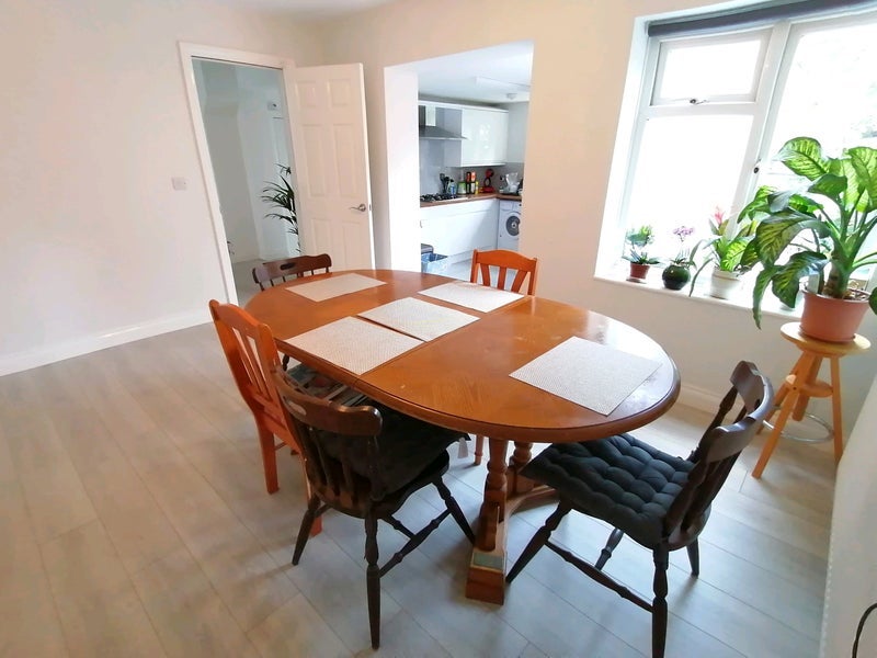Room Seely Road in Greater London