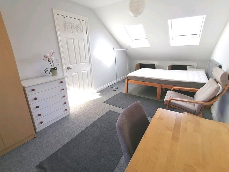 Room Seely Road in Greater London