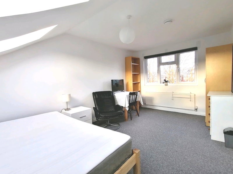Room Seely Road in Greater London
