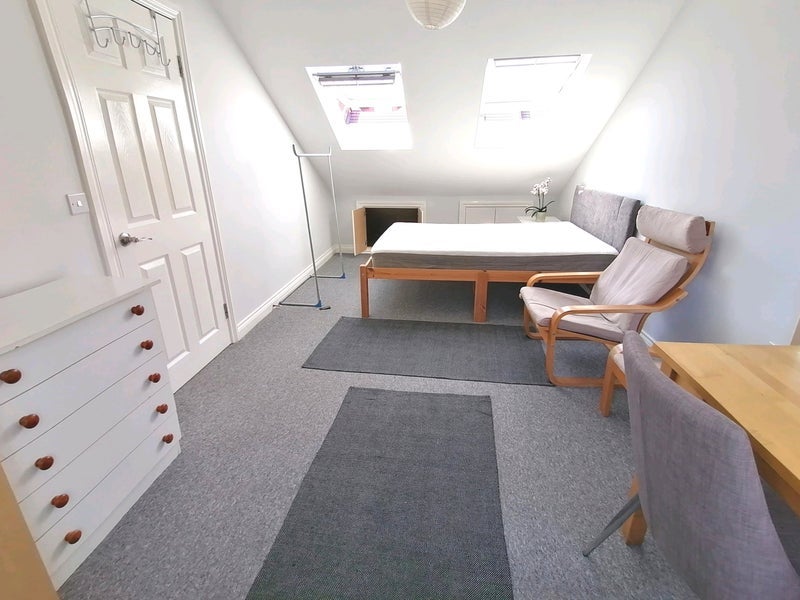 Room Seely Road in Greater London