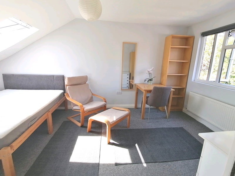 Room Seely Road in Greater London