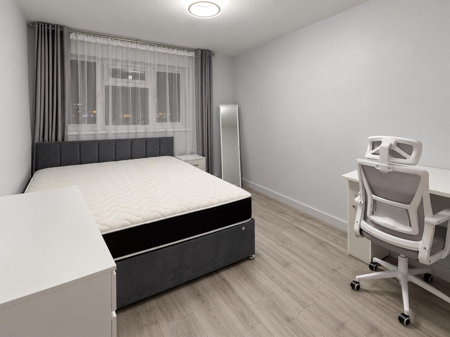 Flat Thoresby Street in Greater London