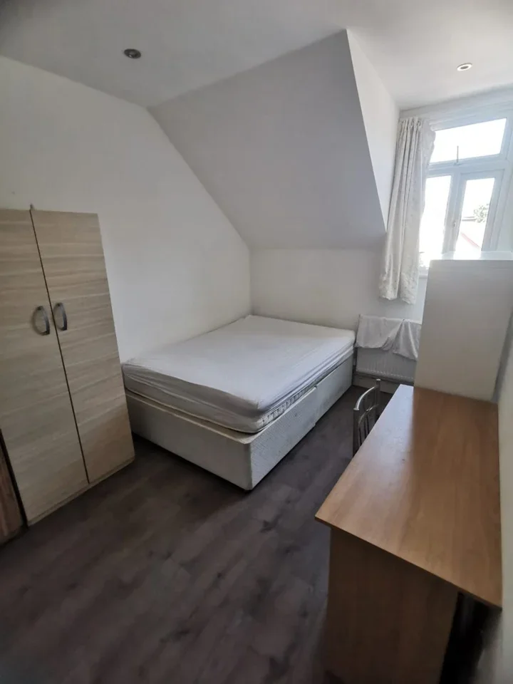 Room Cricklewood Broadway in Greater London