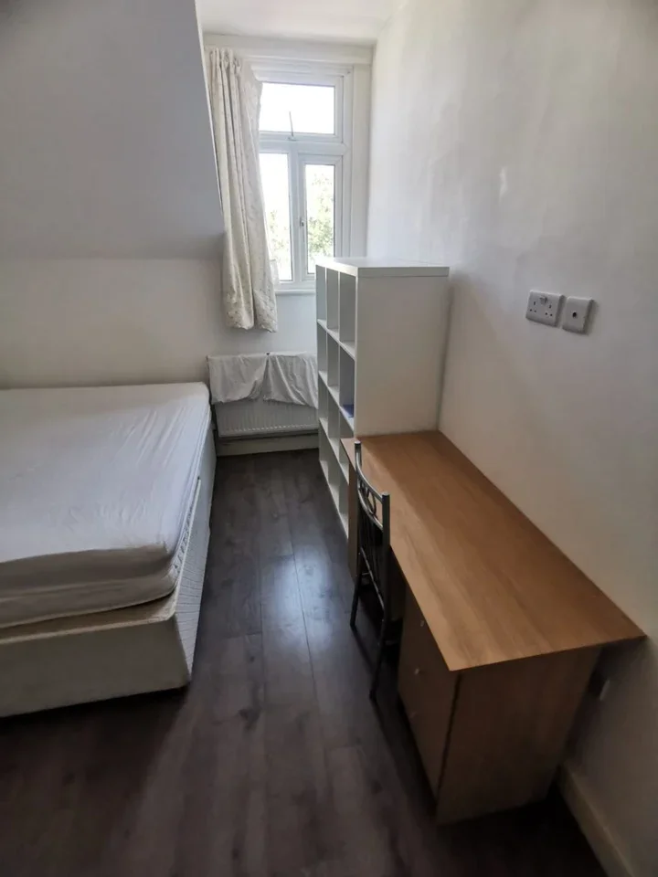 Room Cricklewood Broadway in Greater London