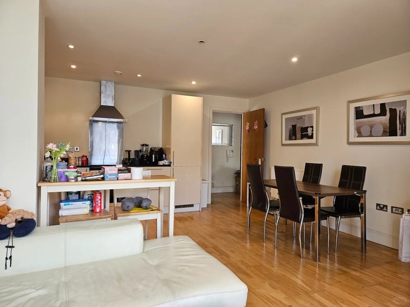 Room Lanterns Way in Greater London