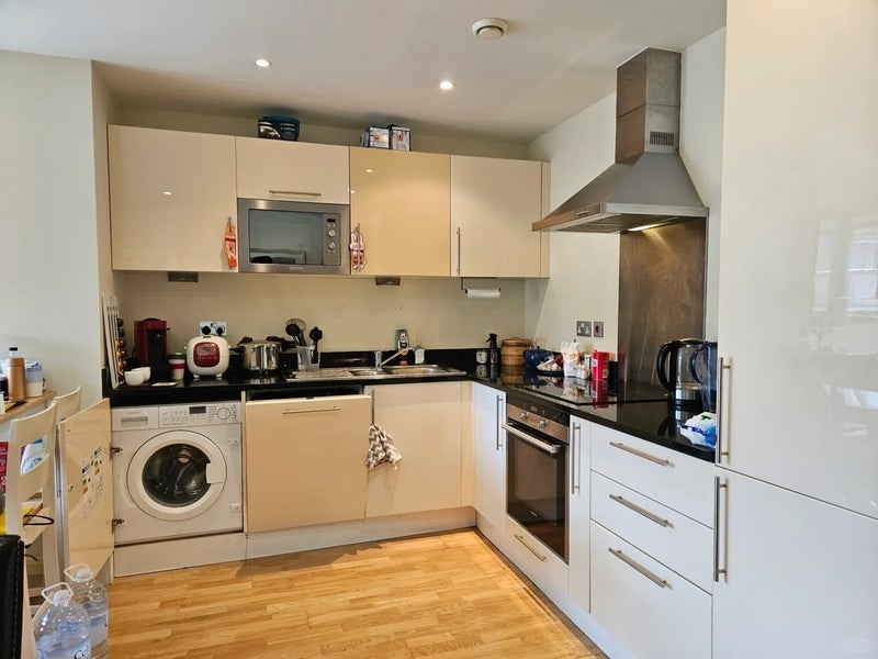 Room Lanterns Way in Greater London
