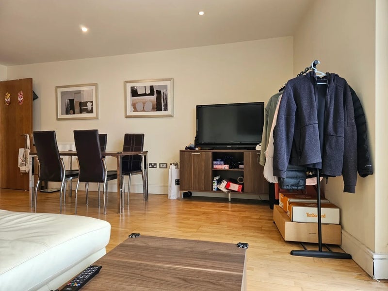 Room Lanterns Way in Greater London