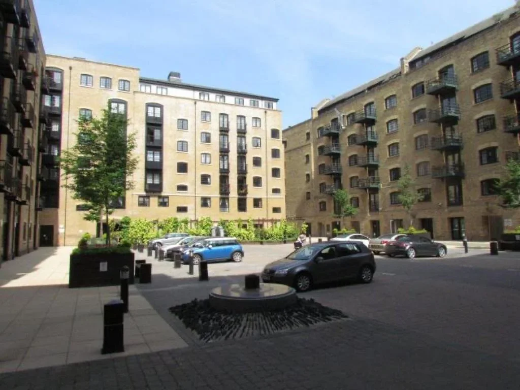 Flat Cayenne Court in Greater London