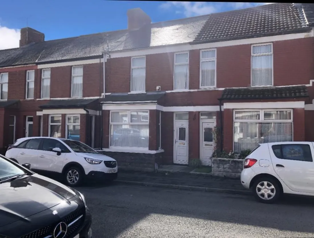 Flat Castle Street in Barry